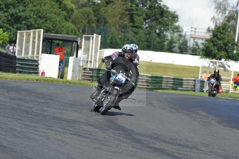 Mallory park Leicestershire;Mallory park photographs;Motorcycle action photographs;classic bikes;event digital images;eventdigitalimages;mallory park;no limits trackday;peter wileman photography;vintage bikes;vintage motorcycles;vmcc festival 1000 bikes