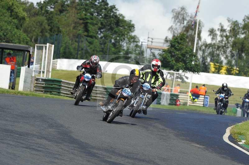 Mallory park Leicestershire;Mallory park photographs;Motorcycle action photographs;classic bikes;event digital images;eventdigitalimages;mallory park;no limits trackday;peter wileman photography;vintage bikes;vintage motorcycles;vmcc festival 1000 bikes