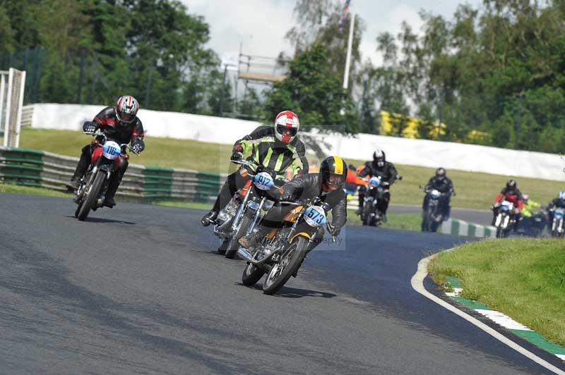 Mallory park Leicestershire;Mallory park photographs;Motorcycle action photographs;classic bikes;event digital images;eventdigitalimages;mallory park;no limits trackday;peter wileman photography;vintage bikes;vintage motorcycles;vmcc festival 1000 bikes