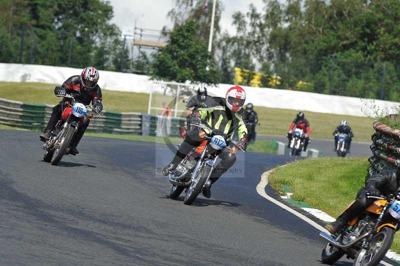 Mallory park Leicestershire;Mallory park photographs;Motorcycle action photographs;classic bikes;event digital images;eventdigitalimages;mallory park;no limits trackday;peter wileman photography;vintage bikes;vintage motorcycles;vmcc festival 1000 bikes