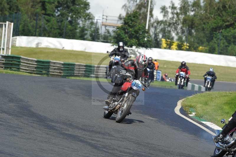 Mallory park Leicestershire;Mallory park photographs;Motorcycle action photographs;classic bikes;event digital images;eventdigitalimages;mallory park;no limits trackday;peter wileman photography;vintage bikes;vintage motorcycles;vmcc festival 1000 bikes