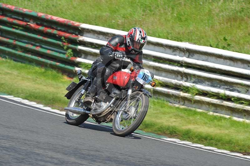 Mallory park Leicestershire;Mallory park photographs;Motorcycle action photographs;classic bikes;event digital images;eventdigitalimages;mallory park;no limits trackday;peter wileman photography;vintage bikes;vintage motorcycles;vmcc festival 1000 bikes