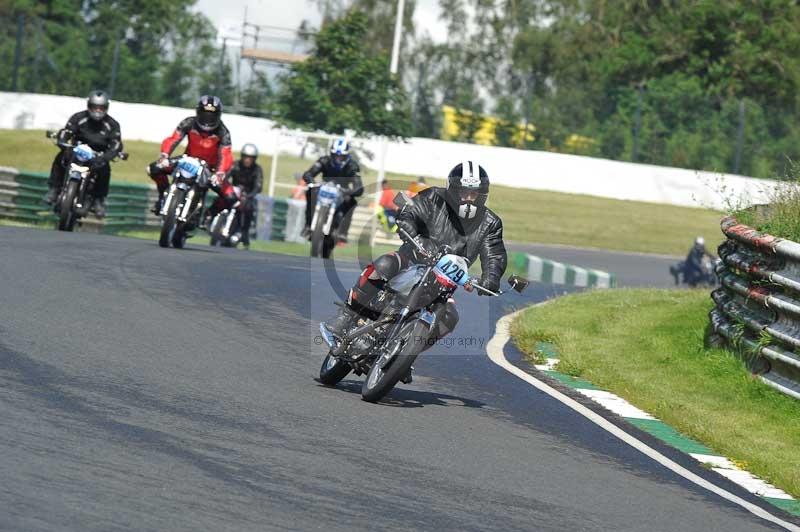 Mallory park Leicestershire;Mallory park photographs;Motorcycle action photographs;classic bikes;event digital images;eventdigitalimages;mallory park;no limits trackday;peter wileman photography;vintage bikes;vintage motorcycles;vmcc festival 1000 bikes