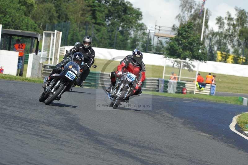 Mallory park Leicestershire;Mallory park photographs;Motorcycle action photographs;classic bikes;event digital images;eventdigitalimages;mallory park;no limits trackday;peter wileman photography;vintage bikes;vintage motorcycles;vmcc festival 1000 bikes