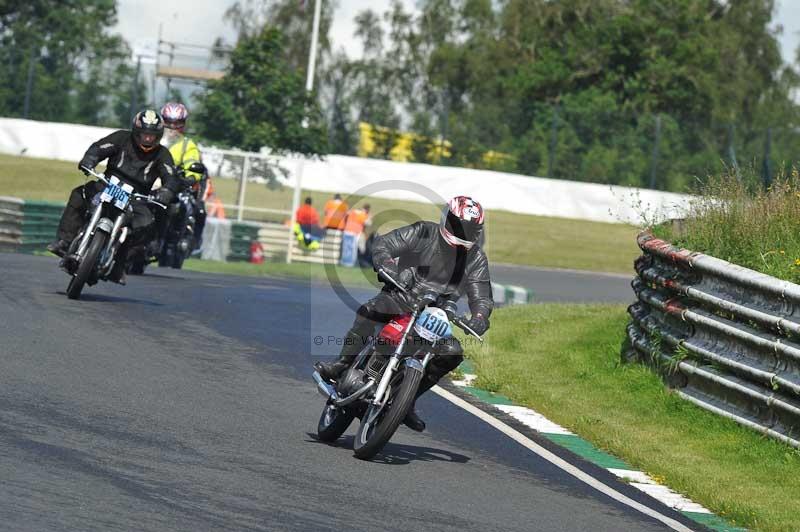 Mallory park Leicestershire;Mallory park photographs;Motorcycle action photographs;classic bikes;event digital images;eventdigitalimages;mallory park;no limits trackday;peter wileman photography;vintage bikes;vintage motorcycles;vmcc festival 1000 bikes