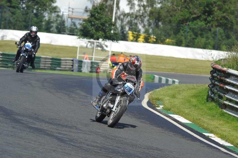 Mallory park Leicestershire;Mallory park photographs;Motorcycle action photographs;classic bikes;event digital images;eventdigitalimages;mallory park;no limits trackday;peter wileman photography;vintage bikes;vintage motorcycles;vmcc festival 1000 bikes