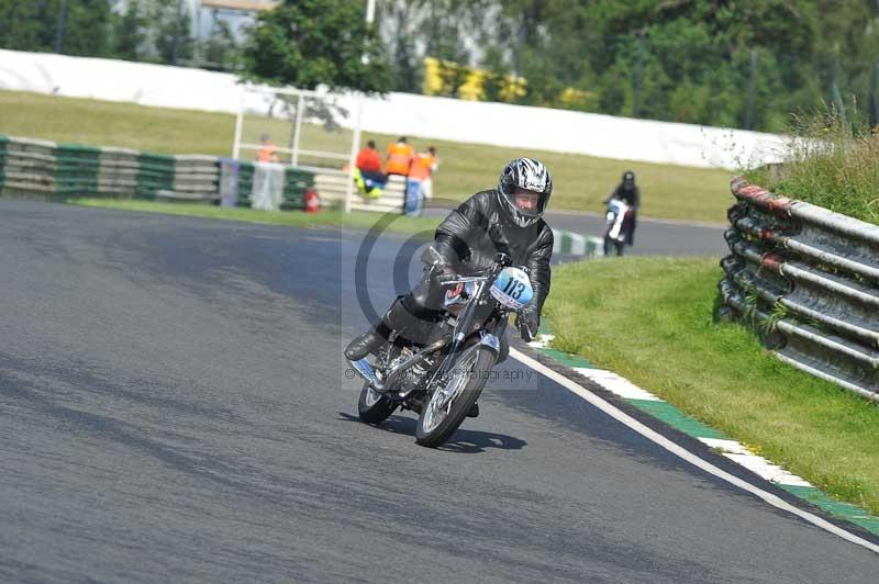 Mallory park Leicestershire;Mallory park photographs;Motorcycle action photographs;classic bikes;event digital images;eventdigitalimages;mallory park;no limits trackday;peter wileman photography;vintage bikes;vintage motorcycles;vmcc festival 1000 bikes