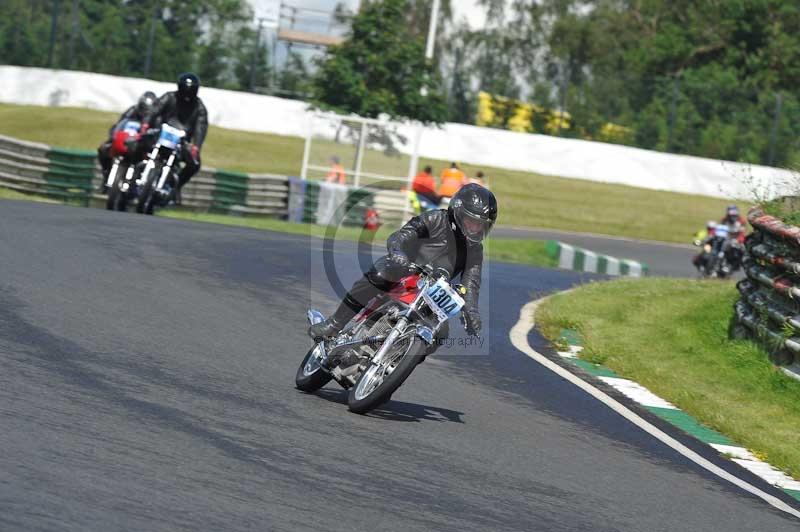 Mallory park Leicestershire;Mallory park photographs;Motorcycle action photographs;classic bikes;event digital images;eventdigitalimages;mallory park;no limits trackday;peter wileman photography;vintage bikes;vintage motorcycles;vmcc festival 1000 bikes