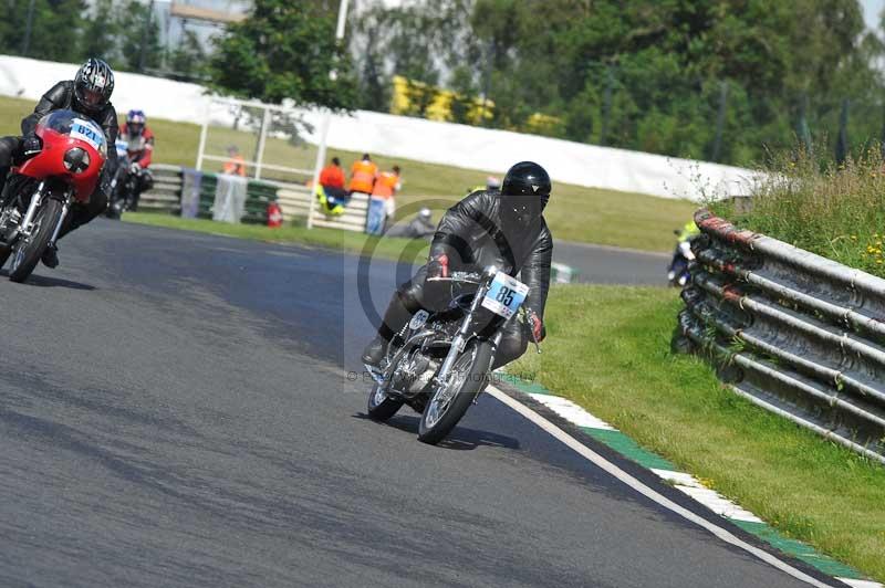 Mallory park Leicestershire;Mallory park photographs;Motorcycle action photographs;classic bikes;event digital images;eventdigitalimages;mallory park;no limits trackday;peter wileman photography;vintage bikes;vintage motorcycles;vmcc festival 1000 bikes