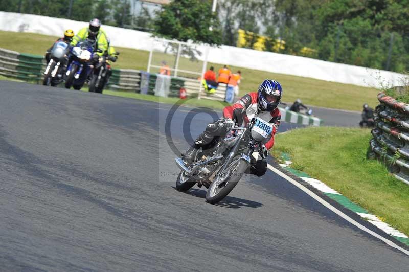 Mallory park Leicestershire;Mallory park photographs;Motorcycle action photographs;classic bikes;event digital images;eventdigitalimages;mallory park;no limits trackday;peter wileman photography;vintage bikes;vintage motorcycles;vmcc festival 1000 bikes