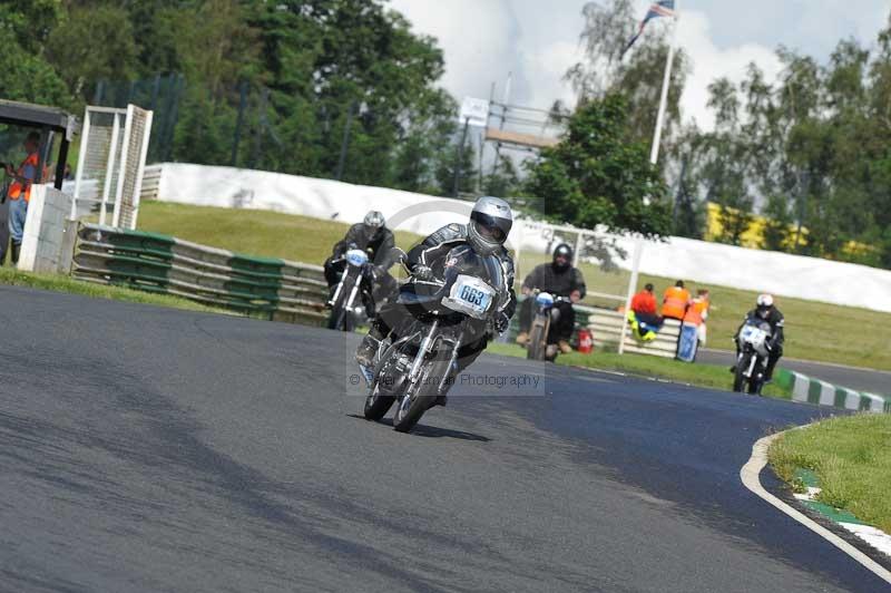 Mallory park Leicestershire;Mallory park photographs;Motorcycle action photographs;classic bikes;event digital images;eventdigitalimages;mallory park;no limits trackday;peter wileman photography;vintage bikes;vintage motorcycles;vmcc festival 1000 bikes