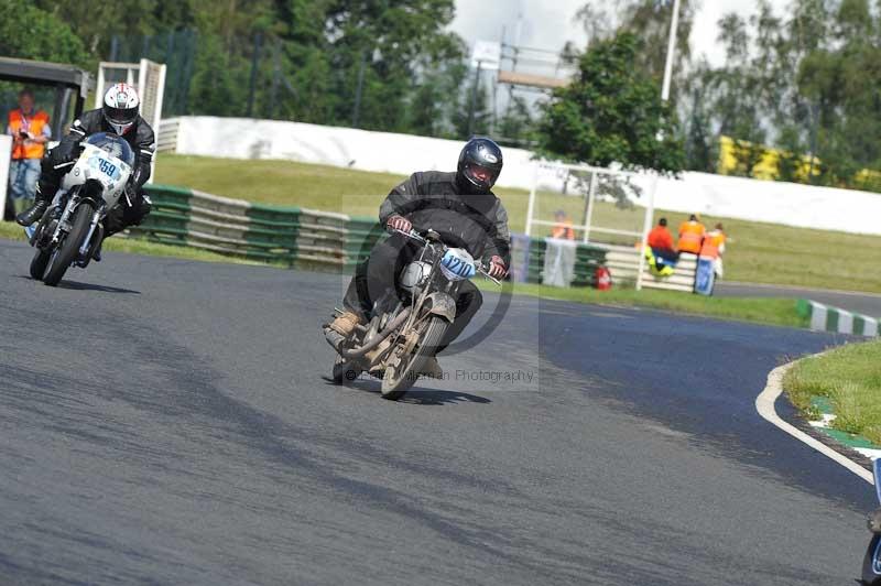 Mallory park Leicestershire;Mallory park photographs;Motorcycle action photographs;classic bikes;event digital images;eventdigitalimages;mallory park;no limits trackday;peter wileman photography;vintage bikes;vintage motorcycles;vmcc festival 1000 bikes