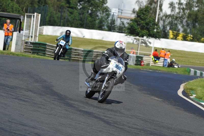 Mallory park Leicestershire;Mallory park photographs;Motorcycle action photographs;classic bikes;event digital images;eventdigitalimages;mallory park;no limits trackday;peter wileman photography;vintage bikes;vintage motorcycles;vmcc festival 1000 bikes