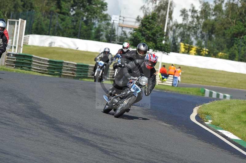 Mallory park Leicestershire;Mallory park photographs;Motorcycle action photographs;classic bikes;event digital images;eventdigitalimages;mallory park;no limits trackday;peter wileman photography;vintage bikes;vintage motorcycles;vmcc festival 1000 bikes