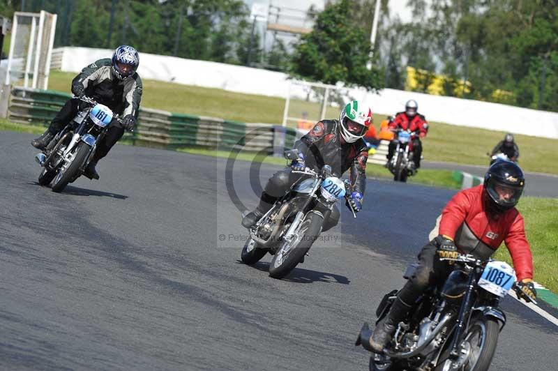 Mallory park Leicestershire;Mallory park photographs;Motorcycle action photographs;classic bikes;event digital images;eventdigitalimages;mallory park;no limits trackday;peter wileman photography;vintage bikes;vintage motorcycles;vmcc festival 1000 bikes