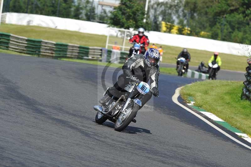 Mallory park Leicestershire;Mallory park photographs;Motorcycle action photographs;classic bikes;event digital images;eventdigitalimages;mallory park;no limits trackday;peter wileman photography;vintage bikes;vintage motorcycles;vmcc festival 1000 bikes