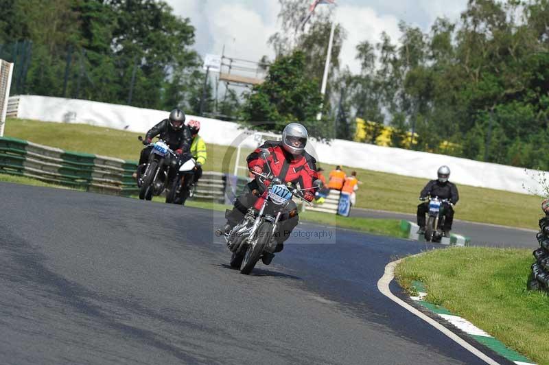 Mallory park Leicestershire;Mallory park photographs;Motorcycle action photographs;classic bikes;event digital images;eventdigitalimages;mallory park;no limits trackday;peter wileman photography;vintage bikes;vintage motorcycles;vmcc festival 1000 bikes