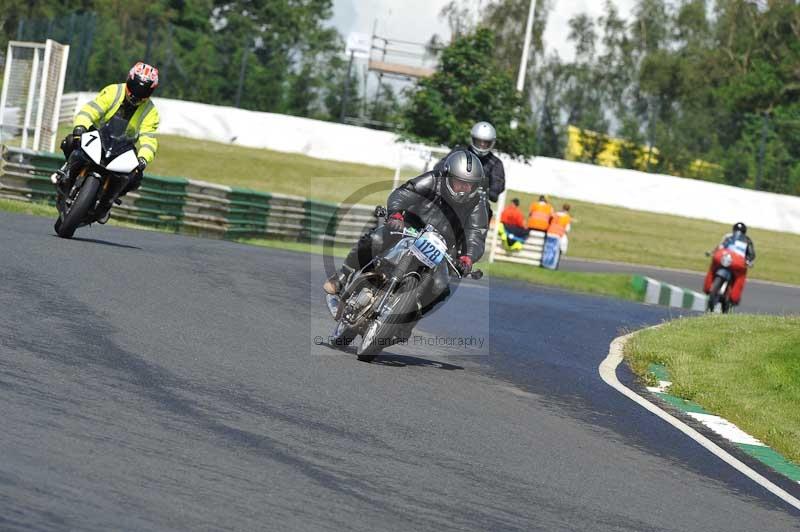 Mallory park Leicestershire;Mallory park photographs;Motorcycle action photographs;classic bikes;event digital images;eventdigitalimages;mallory park;no limits trackday;peter wileman photography;vintage bikes;vintage motorcycles;vmcc festival 1000 bikes