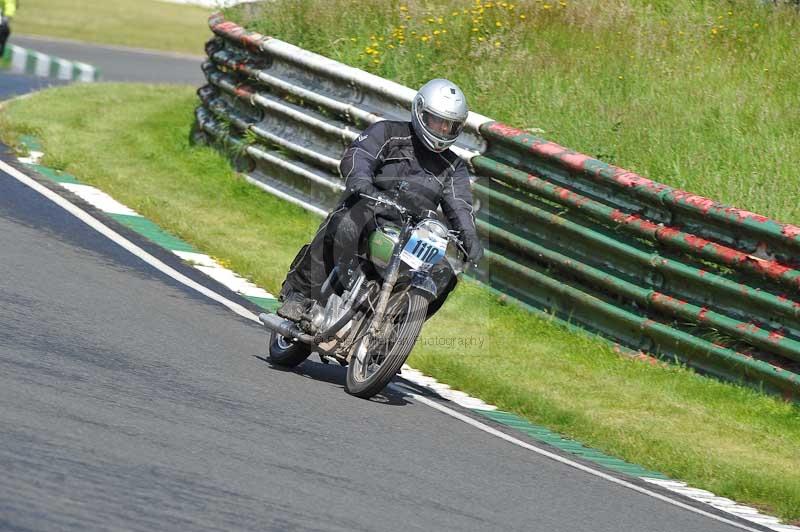 Mallory park Leicestershire;Mallory park photographs;Motorcycle action photographs;classic bikes;event digital images;eventdigitalimages;mallory park;no limits trackday;peter wileman photography;vintage bikes;vintage motorcycles;vmcc festival 1000 bikes