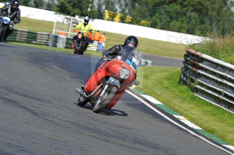 Mallory park Leicestershire;Mallory park photographs;Motorcycle action photographs;classic bikes;event digital images;eventdigitalimages;mallory park;no limits trackday;peter wileman photography;vintage bikes;vintage motorcycles;vmcc festival 1000 bikes