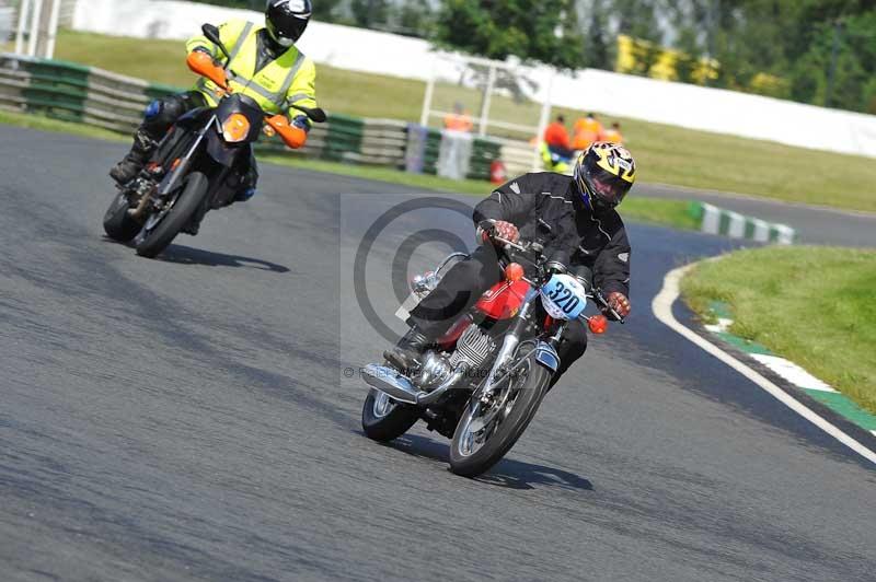 Mallory park Leicestershire;Mallory park photographs;Motorcycle action photographs;classic bikes;event digital images;eventdigitalimages;mallory park;no limits trackday;peter wileman photography;vintage bikes;vintage motorcycles;vmcc festival 1000 bikes