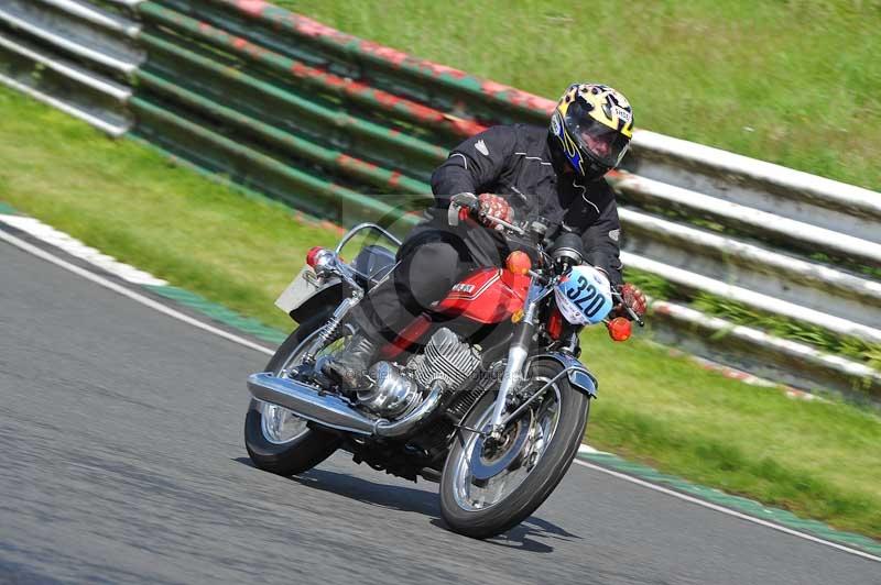 Mallory park Leicestershire;Mallory park photographs;Motorcycle action photographs;classic bikes;event digital images;eventdigitalimages;mallory park;no limits trackday;peter wileman photography;vintage bikes;vintage motorcycles;vmcc festival 1000 bikes