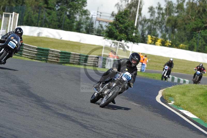 Mallory park Leicestershire;Mallory park photographs;Motorcycle action photographs;classic bikes;event digital images;eventdigitalimages;mallory park;no limits trackday;peter wileman photography;vintage bikes;vintage motorcycles;vmcc festival 1000 bikes