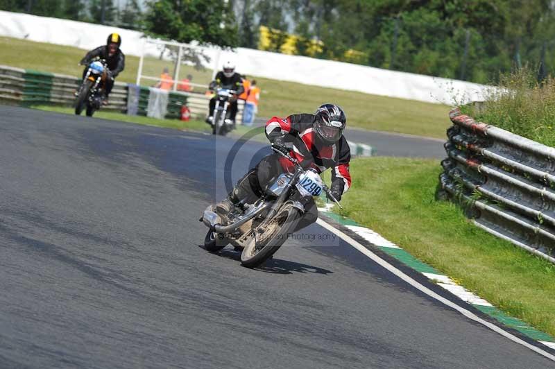 Mallory park Leicestershire;Mallory park photographs;Motorcycle action photographs;classic bikes;event digital images;eventdigitalimages;mallory park;no limits trackday;peter wileman photography;vintage bikes;vintage motorcycles;vmcc festival 1000 bikes