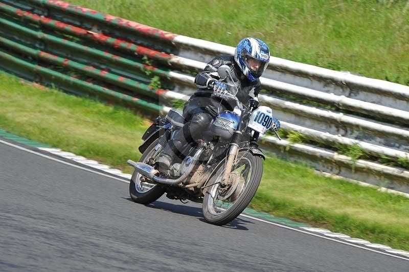 Mallory park Leicestershire;Mallory park photographs;Motorcycle action photographs;classic bikes;event digital images;eventdigitalimages;mallory park;no limits trackday;peter wileman photography;vintage bikes;vintage motorcycles;vmcc festival 1000 bikes