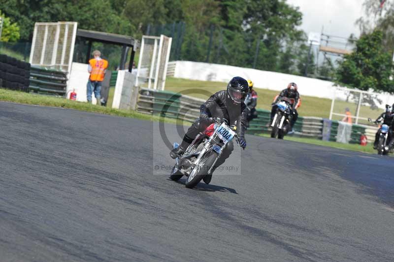 Mallory park Leicestershire;Mallory park photographs;Motorcycle action photographs;classic bikes;event digital images;eventdigitalimages;mallory park;no limits trackday;peter wileman photography;vintage bikes;vintage motorcycles;vmcc festival 1000 bikes