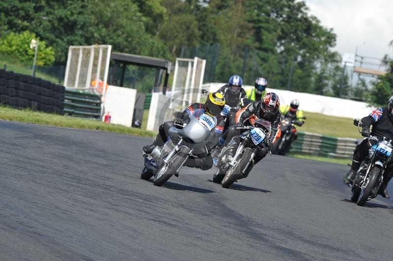 Mallory park Leicestershire;Mallory park photographs;Motorcycle action photographs;classic bikes;event digital images;eventdigitalimages;mallory park;no limits trackday;peter wileman photography;vintage bikes;vintage motorcycles;vmcc festival 1000 bikes