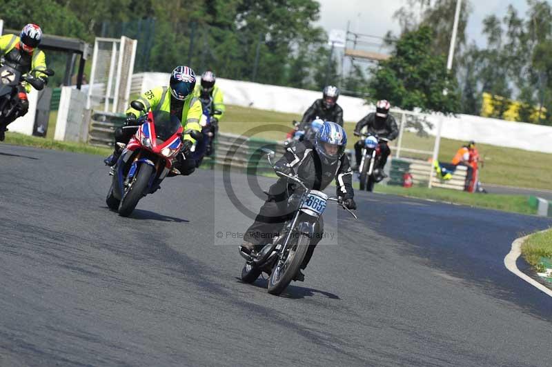 Mallory park Leicestershire;Mallory park photographs;Motorcycle action photographs;classic bikes;event digital images;eventdigitalimages;mallory park;no limits trackday;peter wileman photography;vintage bikes;vintage motorcycles;vmcc festival 1000 bikes