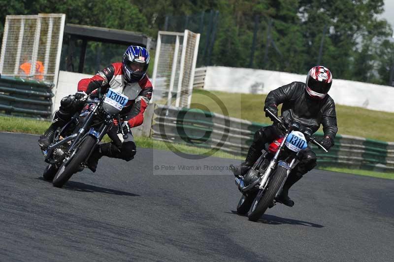 Mallory park Leicestershire;Mallory park photographs;Motorcycle action photographs;classic bikes;event digital images;eventdigitalimages;mallory park;no limits trackday;peter wileman photography;vintage bikes;vintage motorcycles;vmcc festival 1000 bikes