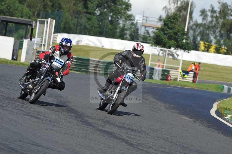 Mallory park Leicestershire;Mallory park photographs;Motorcycle action photographs;classic bikes;event digital images;eventdigitalimages;mallory park;no limits trackday;peter wileman photography;vintage bikes;vintage motorcycles;vmcc festival 1000 bikes