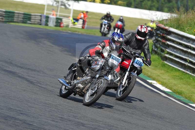 Mallory park Leicestershire;Mallory park photographs;Motorcycle action photographs;classic bikes;event digital images;eventdigitalimages;mallory park;no limits trackday;peter wileman photography;vintage bikes;vintage motorcycles;vmcc festival 1000 bikes