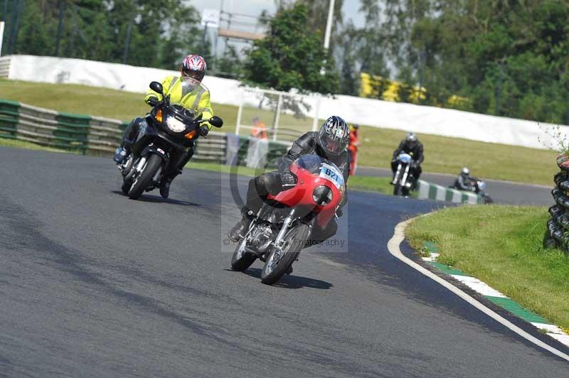 Mallory park Leicestershire;Mallory park photographs;Motorcycle action photographs;classic bikes;event digital images;eventdigitalimages;mallory park;no limits trackday;peter wileman photography;vintage bikes;vintage motorcycles;vmcc festival 1000 bikes