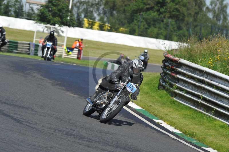 Mallory park Leicestershire;Mallory park photographs;Motorcycle action photographs;classic bikes;event digital images;eventdigitalimages;mallory park;no limits trackday;peter wileman photography;vintage bikes;vintage motorcycles;vmcc festival 1000 bikes