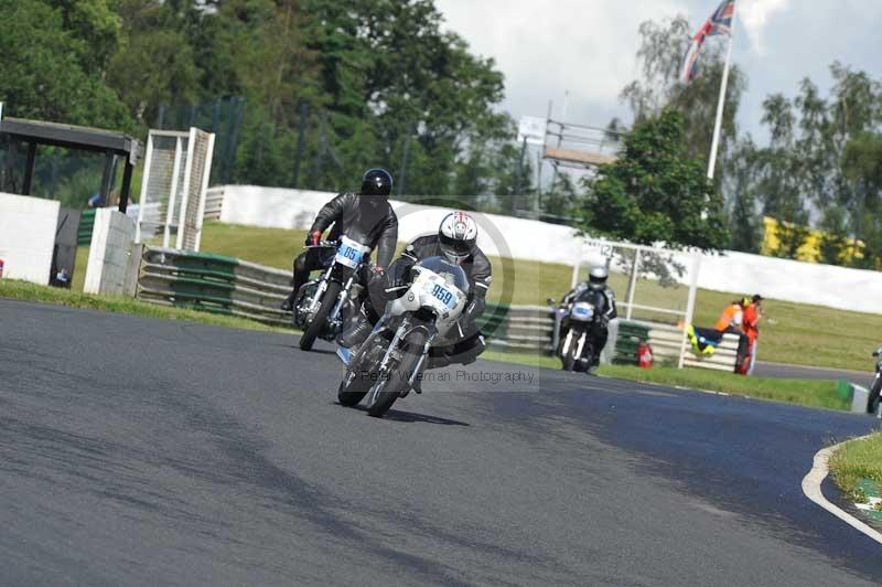 Mallory park Leicestershire;Mallory park photographs;Motorcycle action photographs;classic bikes;event digital images;eventdigitalimages;mallory park;no limits trackday;peter wileman photography;vintage bikes;vintage motorcycles;vmcc festival 1000 bikes