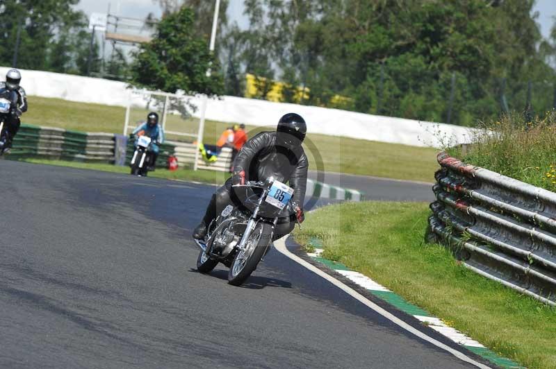 Mallory park Leicestershire;Mallory park photographs;Motorcycle action photographs;classic bikes;event digital images;eventdigitalimages;mallory park;no limits trackday;peter wileman photography;vintage bikes;vintage motorcycles;vmcc festival 1000 bikes