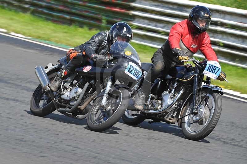 Mallory park Leicestershire;Mallory park photographs;Motorcycle action photographs;classic bikes;event digital images;eventdigitalimages;mallory park;no limits trackday;peter wileman photography;vintage bikes;vintage motorcycles;vmcc festival 1000 bikes