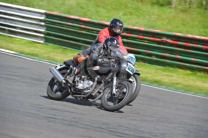 Mallory park Leicestershire;Mallory park photographs;Motorcycle action photographs;classic bikes;event digital images;eventdigitalimages;mallory park;no limits trackday;peter wileman photography;vintage bikes;vintage motorcycles;vmcc festival 1000 bikes