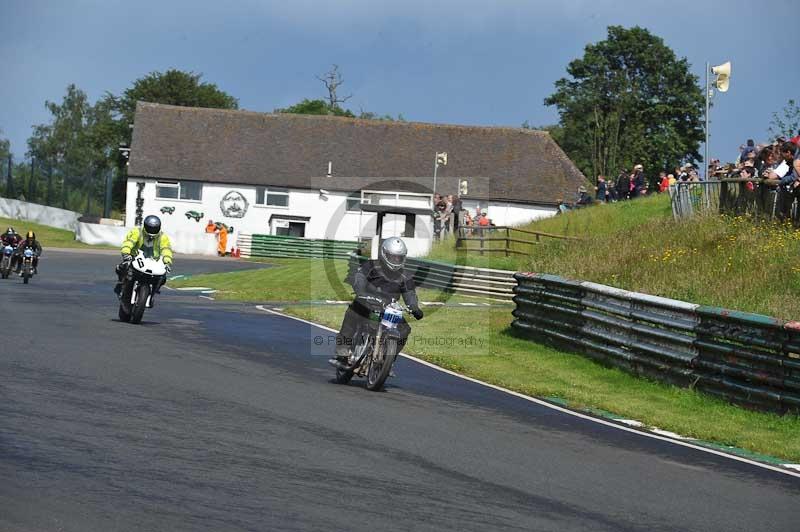 Mallory park Leicestershire;Mallory park photographs;Motorcycle action photographs;classic bikes;event digital images;eventdigitalimages;mallory park;no limits trackday;peter wileman photography;vintage bikes;vintage motorcycles;vmcc festival 1000 bikes