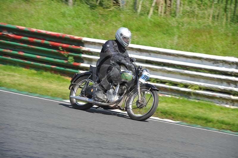 Mallory park Leicestershire;Mallory park photographs;Motorcycle action photographs;classic bikes;event digital images;eventdigitalimages;mallory park;no limits trackday;peter wileman photography;vintage bikes;vintage motorcycles;vmcc festival 1000 bikes