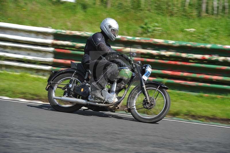 Mallory park Leicestershire;Mallory park photographs;Motorcycle action photographs;classic bikes;event digital images;eventdigitalimages;mallory park;no limits trackday;peter wileman photography;vintage bikes;vintage motorcycles;vmcc festival 1000 bikes