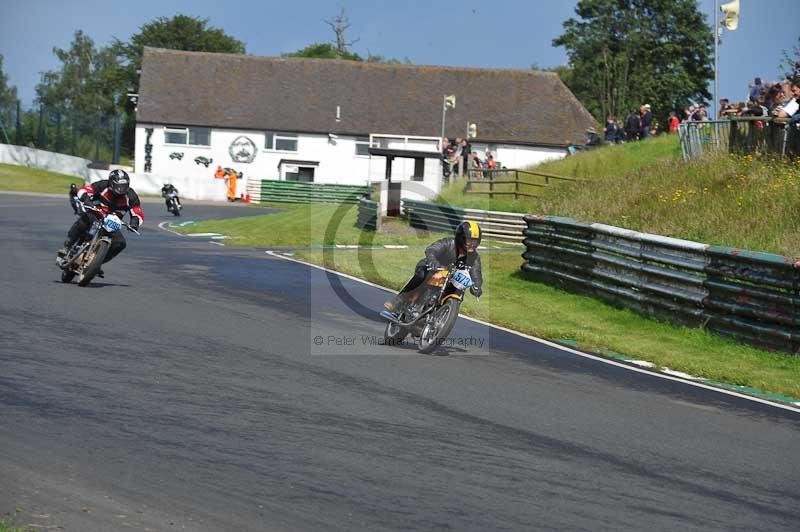 Mallory park Leicestershire;Mallory park photographs;Motorcycle action photographs;classic bikes;event digital images;eventdigitalimages;mallory park;no limits trackday;peter wileman photography;vintage bikes;vintage motorcycles;vmcc festival 1000 bikes