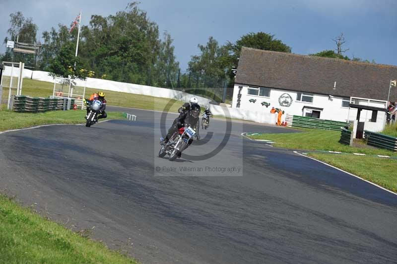 Mallory park Leicestershire;Mallory park photographs;Motorcycle action photographs;classic bikes;event digital images;eventdigitalimages;mallory park;no limits trackday;peter wileman photography;vintage bikes;vintage motorcycles;vmcc festival 1000 bikes