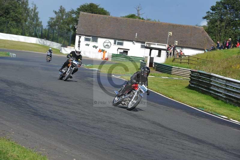 Mallory park Leicestershire;Mallory park photographs;Motorcycle action photographs;classic bikes;event digital images;eventdigitalimages;mallory park;no limits trackday;peter wileman photography;vintage bikes;vintage motorcycles;vmcc festival 1000 bikes