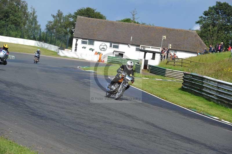 Mallory park Leicestershire;Mallory park photographs;Motorcycle action photographs;classic bikes;event digital images;eventdigitalimages;mallory park;no limits trackday;peter wileman photography;vintage bikes;vintage motorcycles;vmcc festival 1000 bikes