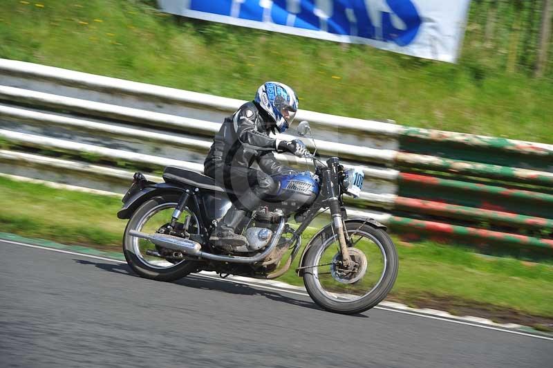 Mallory park Leicestershire;Mallory park photographs;Motorcycle action photographs;classic bikes;event digital images;eventdigitalimages;mallory park;no limits trackday;peter wileman photography;vintage bikes;vintage motorcycles;vmcc festival 1000 bikes