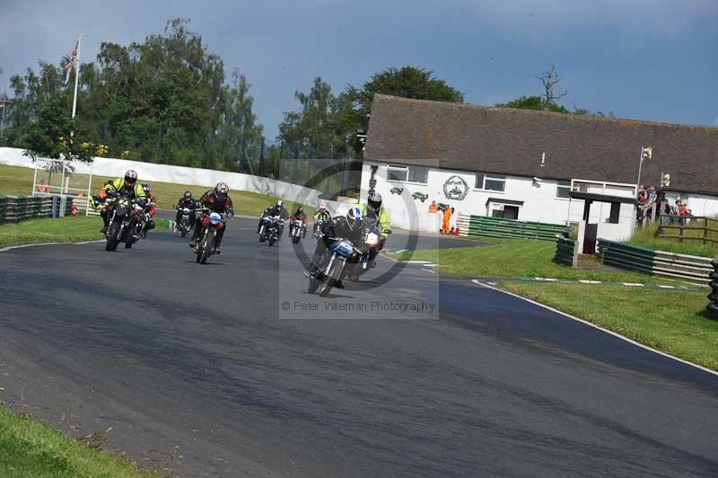 Mallory park Leicestershire;Mallory park photographs;Motorcycle action photographs;classic bikes;event digital images;eventdigitalimages;mallory park;no limits trackday;peter wileman photography;vintage bikes;vintage motorcycles;vmcc festival 1000 bikes